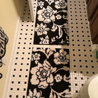 U099 Set of Better Homes Black and White Towel Set with Shower Mats