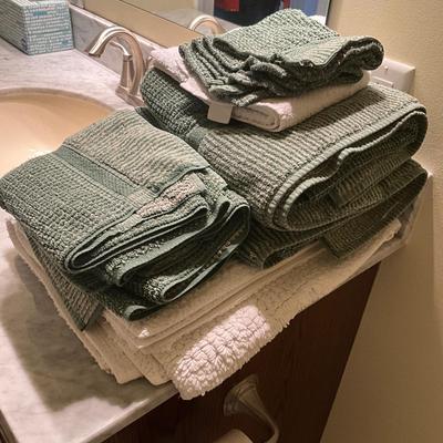 U100 Green Striped Towels & Washcloth Set w/ 2 White Shower Mats