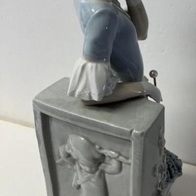 Lladro Figure Lady With Umbrella