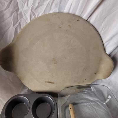 9 x 13" Pyrex casserole 15" pampered chef Pizza stone.