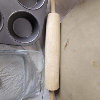 9 x 13" Pyrex casserole 15" pampered chef Pizza stone.