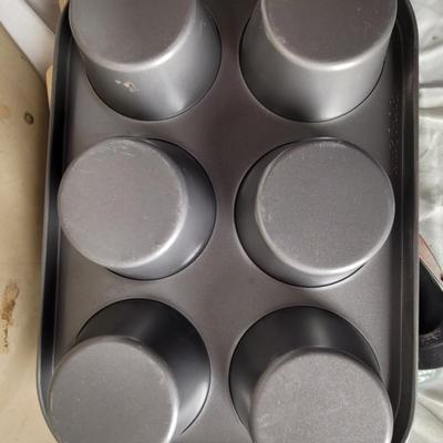 9 x 13" Pyrex casserole 15" pampered chef Pizza stone.