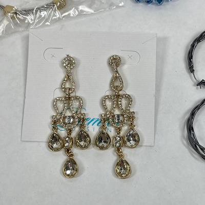 Costume Jewelry Lot - in new condition - bracelets & earrings