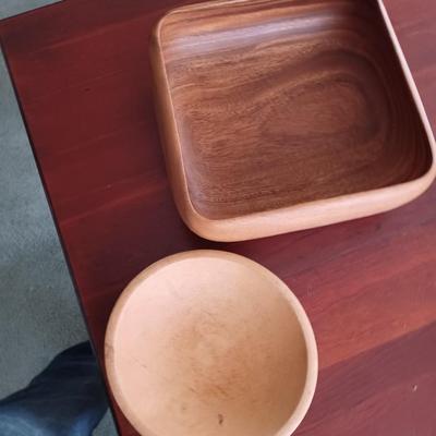 2 wood salad bowls