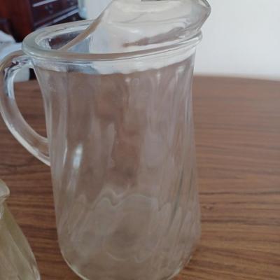 2 pitchers