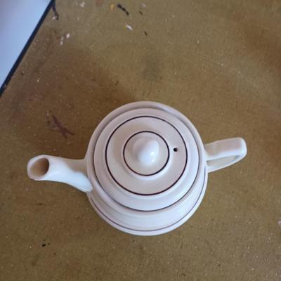 Teapot w/Lid Cream Color