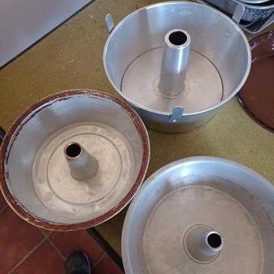 3 bundt pans