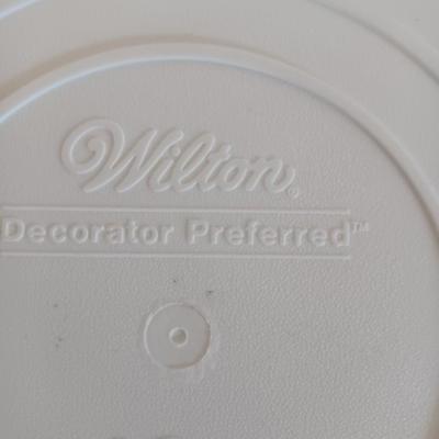 wilton white cake stand