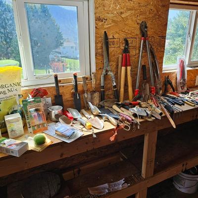 Assorted Garden & Pruning Hand Tools (S-JS)