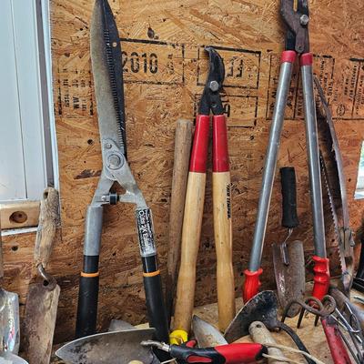 Assorted Garden & Pruning Hand Tools (S-JS)
