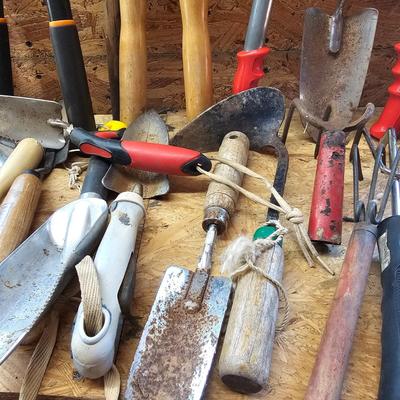 Assorted Garden & Pruning Hand Tools (S-JS)