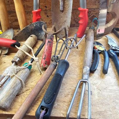 Assorted Garden & Pruning Hand Tools (S-JS)