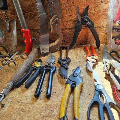 Assorted Garden & Pruning Hand Tools (S-JS)