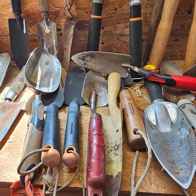 Assorted Garden & Pruning Hand Tools (S-JS)