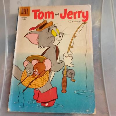 LOT 186 OLD TOM AND JERRY COMIC BOOK