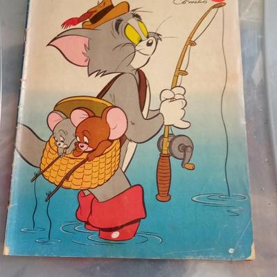 LOT 186 OLD TOM AND JERRY COMIC BOOK