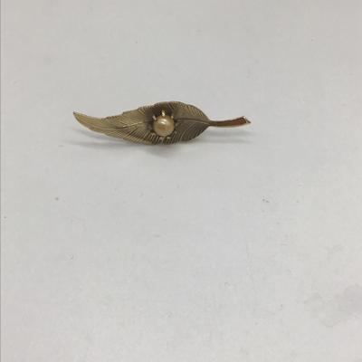 Vintage leaf pin