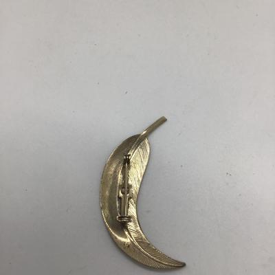 Simple leaf pin