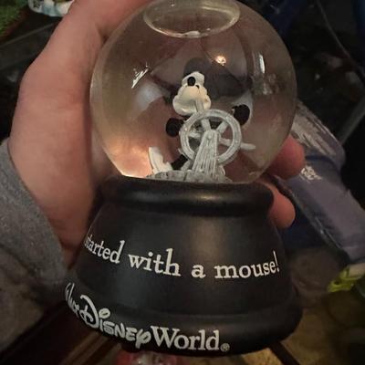DISNEY SNOWGLOBES