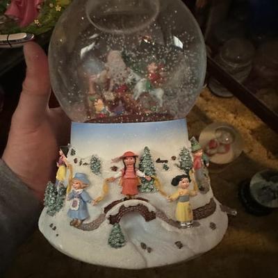 DISNEY SNOWGLOBES