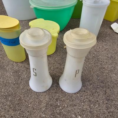 Vintage Tupperware & Other Small Plastic Containers (G2-JS)