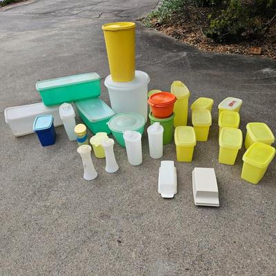 Vintage Tupperware & Other Small Plastic Containers (G2-JS)