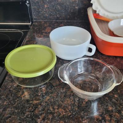 Le Creuset, Pyrex, Fire King and more (K-CE)