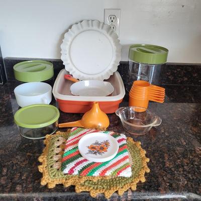 Le Creuset, Pyrex, Fire King and more (K-CE)