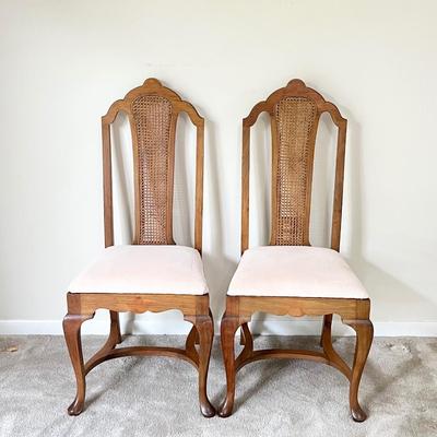 Queen Anne Style Solid Wood Dining Table with (5) Matching Chairs