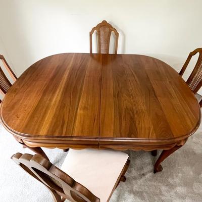 Queen Anne Style Solid Wood Dining Table with (5) Matching Chairs
