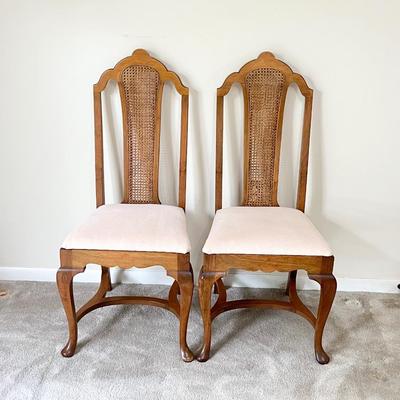 Queen Anne Style Solid Wood Dining Table with (5) Matching Chairs
