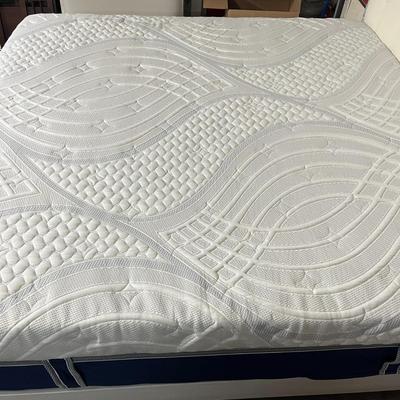 Novaform King Size Mattress (Frame and Headboard sold in Separate Lot) Mattress is in Like New Condition!