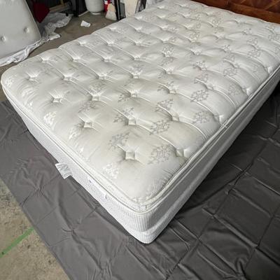 Spring Air Elle Deluxe Full Size Bed, Mattress and Frame, Mattress in Like New Condition!