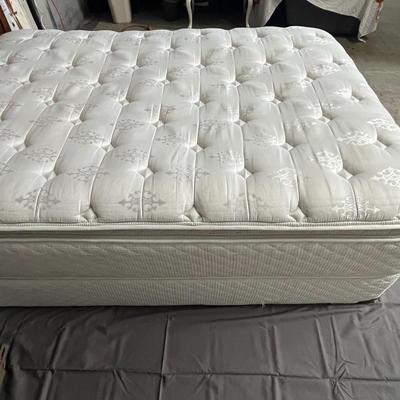 Spring Air Elle Deluxe Full Size Bed, Mattress and Frame, Mattress in Like New Condition!