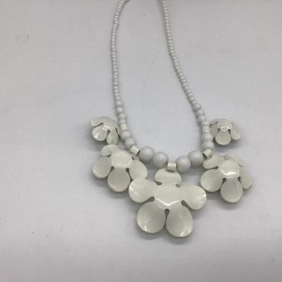 Vintage White Daisy Floral necklace