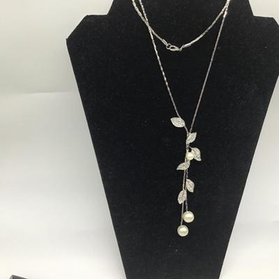 Faux perals with leaf design Necklace