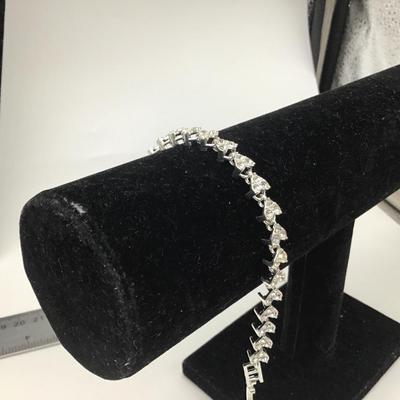 Faux gems heart design bracelet
