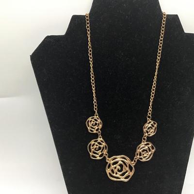 Faux gold roses necklace