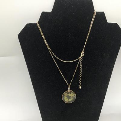Gold pendant with white flowers necklace
