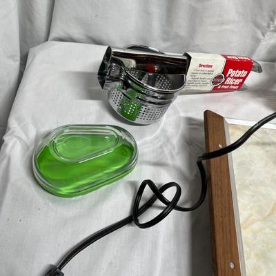 Assorted kitchen items