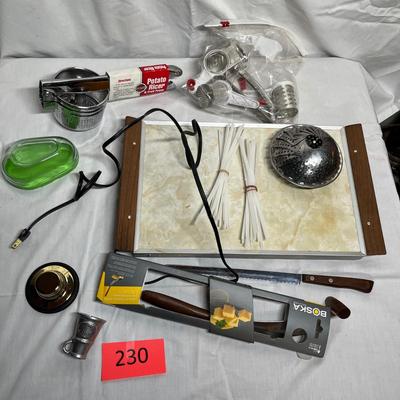 Assorted kitchen items