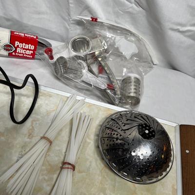 Assorted kitchen items