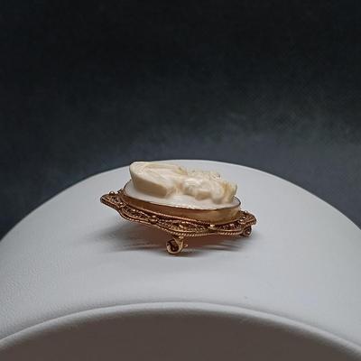 LOT 5: Vintage 10K Cameo Brooch / Pendant - High Relief Carved Conch Shell