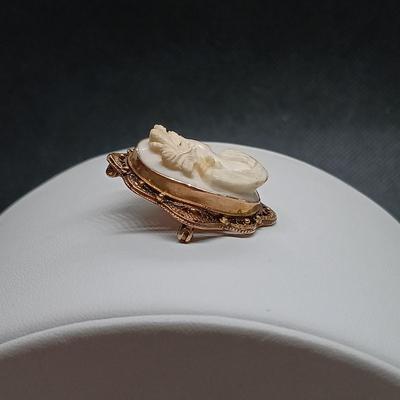 LOT 5: Vintage 10K Cameo Brooch / Pendant - High Relief Carved Conch Shell