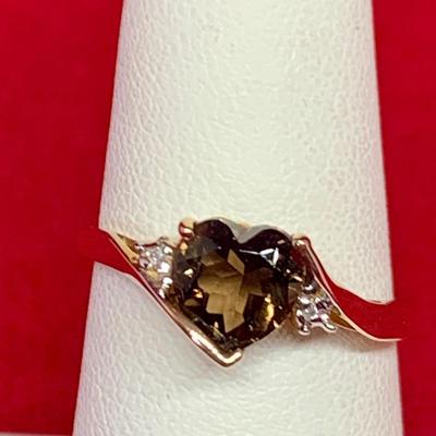 LOT:31: 10k Gold Ring with Heart Shaped Smokey Quartz Stone 1.87g Size 7