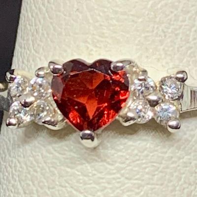 LOT:35: Sterling Silver Ring (925) with Heart Shaped Garnet: Sz 7: w/Ring Guard