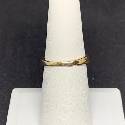 LOT:46: 10k Gold Emerald and Diamond Ring - 2.46g
