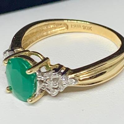 LOT:46: 10k Gold Emerald and Diamond Ring - 2.46g