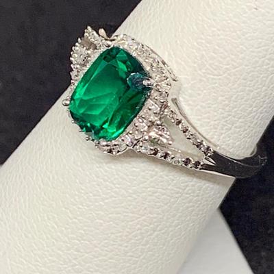 LOT:47 10K Gold Emerald Green Stone Size 7, 2.09g