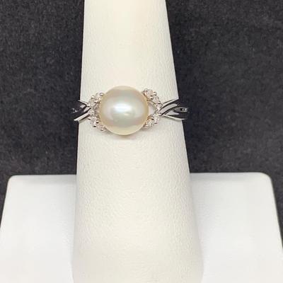 LOT:50: 10K Gold and Peal Ring with Diamonds Size 7- 2.53g
